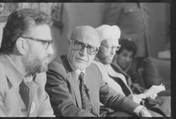 Iran : 1978, Révolution islamique. = Interview du chef du "Djombesh", mouvement d'opposition au Shah, non extrémiste, pourchassé par la SAVAC, services du Shah. [sic] / [Mehdi Bargazan, Pers. interviewée] | Dévoluy, Pierre (1942-....). Intervieweur